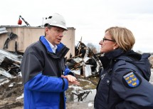 Landeshauptfrau Johanna Mikl-Leitner am Unglücksort mit dem Geschäftsführer der Gas Connect Stefan Wagenhofer.