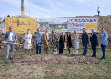 Geschäftsführer der Baufirma Kickinger Harald Schrittwieser, Amtsleiterin Annemarie Bauer, Vizebürgermeister Paul Mühlbauer, Bürgermeister Jürgen Rummel, Landesrätin Christiane Teschl-Hofmeister, Ärztin Alexandra Leder, Ärztin Verena Schaubschläger, Stadträtin Maria Rigler, Stadtrat Florian Steinwendtner, Geschäftsführer der Neulengbacher Kommunalservice GmbH Manfred Korntheuer und Stadtrat Christof Fischer (v.l.n.r.) 
