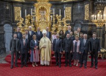 Gruppenfoto mit den Gratulanten (1. Reihe v. l.): Hermann Fuchsberger (Bundesdenkmalamt), Landtagspräsident a. D. Hans Penz, Landeshauptfrau Johanna Mikl-Leitner, Abt Pius Maurer, Bundesrat Karl Bader, Bezirkshauptmann Franz Kemetmüller, Hermine und Bürgermeister Wolfgang Labenbacher, Vizebürgermeister Manuel Aichberger, Gerold Eßer (Bundesdenkmalamt, Abteilung für Niederösterreich; 2. Reihe, v.l.), Uniqa Landesdirektor Thomas Zöchling, Uniqa-Alt-Landesdirektor Karl Jungwirth, Vorstandsdirektor Bernhard Lackner (Niederösterreichische Versicherung), Friedrich Maurer, Gabriele Aichberger, Stephanie Aichberger, Hypo-NÖ-Vorstandsmitglied Udo Birkner, Landespolizeidirektor-Stellvertreter Manfred Aichberger, Alexander Bühl mit Gattin sowie Bezirkspolizeikommandant Michael Hochgerner.