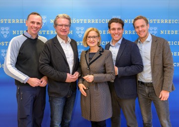 Landesrat Jochen Danninger, Landeshauptmann Christoph Drexler, Landeshauptfrau Johanna Mikl-Leitner und die beiden Unternehmer Michael Niederer und Andreas Wessely bei der Pressekonferenz zur Zusammenarbeit für die Weiterentwicklung der Region Semmering (v.l.n.r.).