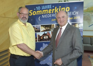 Landeshauptmann Dr. Erwin Pröll bedankt sich bei Gerhard Steinkellner, Obmann des Vereins SüdFILMfest Amstetten.