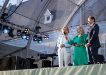 Landeshauptfrau Johanna Mikl-Leitner und Bürgermeister Matthias Stadler auf der Bühne am neugestalteten Domplatz im Gespräch mit Verena Scheitz.