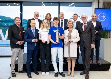 Eröffnung „LernWerkStatt Donau“ in Ybbs: (1. Reihe v.l.) Karl Heinz Gruber, Geschäftsführer VERBUND Hydro Power GmbH, Bundesminister Martin Kocher, die Lehrlinge Eva Hartinger und Nino Erd mit der Zeitkapsel, Landeshauptfrau Johanna Mikl-Leitner und Michael Strugl, CEO VERBUND AG. (dahinter v.l.) Bischof Alois Schwarz, VERBUND Vorstandsmitglied Susanna Zapreva, COO VERBUND AG Achim Kaspar, Geschäftsführer VERBUND Hydro Power GmbH Michael Amerer und der Leiter der Lehrwerkstatt Robert Nußbaummüller.