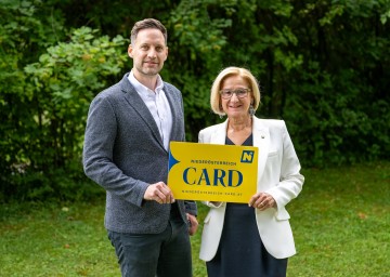 Klemens Wögerer, Geschäftsführer der Niederösterreich-CARD, Landeshauptfrau Johanna Mikl-Leitner.