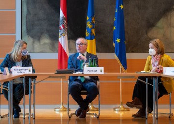 Bei der Lagebesprechung (von links): LR Ulrike Königsberger-Ludwig, LH-Stv. Stephan Pernkopf und LR Christiane Teschl-Hofmeister.