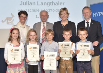 Preisverleihung: Landesschulinspektorin Mag. Hermine Rögner, Landesschulrats-Direktor HR Mag. Friedrich Koprax, Landesrätin Mag. Barbara Schwarz, Herfried Pauser (Hypo NOE Landesbank) mit den fünf Bundessiegern der zweiten Schulstufe aus Niederösterreich – Monika Todorova (Volksschule Maria Enzersdorf), Marie Kaufmann (Volksschule Krems-Stein), Lukas Krammer, Paul Krems (beide Volksschule Brunn/Gebirge) und Julian Langthaler (Volksschule Perchtoldsdorf). (v.l.n.r.)