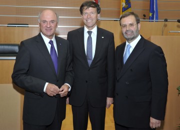 Festsitzung \"25 Jahre Landeshauptstadt\" im NÖ Landtag: Landeshauptmann Dr. Erwin Pröll, der Präsident des Sächsischen Landtages Dr. Matthias Rößler, der Präsident des NÖ Landtages Ing. Hans Penz. (v. l. n. r.)