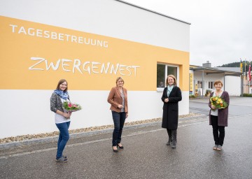 Von links nach rechts: Leiterin Lisa Kamleithner (Tagesbetreuungseinrichtung), Bürgermeisterin Veronika Schroll, Bildungs-Landesrätin Christiane Teschl-Hofmeister und Leiterin Josefa Käferböck (NÖ Landeskindergarten)