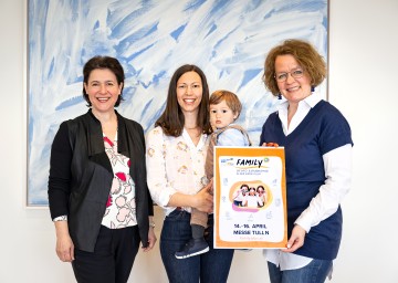 NÖ Familienland GmbH-Geschäftsführerin Barbara Trettler und Familien-Landesrätin Christiane Teschl-Hofmeister mit NÖ Familienpass-Inhaberin Eva und ihrem Sohn Elias.