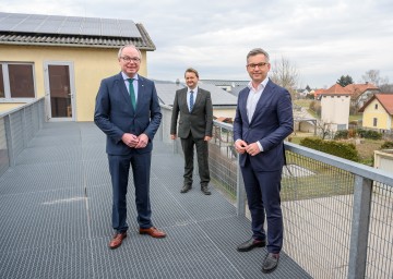 LH-Stellvertreter Stephan Pernkopf (v.l.), Bürgermeister Alois Vogl und Staatssekretär Magnus Brunner