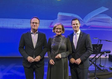 Empfang im Festspielhaus St. Pölten: Professor Dr. Markus Hengstschläger, Landeshauptfrau Johanna Mikl-Leitner und Bildungsdirektor Karl Fritthum (v.l.)