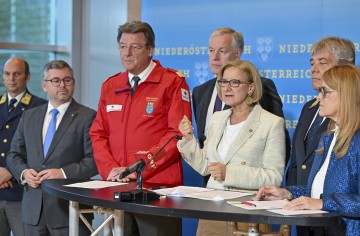 Landeshauptfrau Johanna Mikl-Leitner bei der Pressekonferenz im NÖ Landhaus.