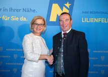 Landeshauptfrau Johanna Mikl-Leitner mit Bezirkshauptmann a. D. Franz Kemetmüller