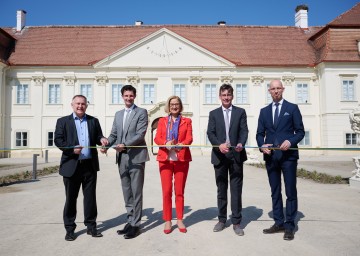 Eröffnung der NÖ Landesausstellung im Schloss Marchegg: Bürgermeister Gernot Haupt, Regionsobmann Rene Lobner, Landeshauptfrau Johanna Mikl-Leitner, Projektleiter Guido Wirth und der wissenschaftliche Leiter Armin Laussegger.