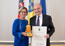 Landeshauptfrau Johanna Mikl-Leitner überreichte an Generaldirektor Johann Marihart, Vorstandsvorsitzender der Agrana, das „Goldene Komturkreuz des Ehrenzeichens für Verdienste um das Bundesland Niederösterreich".