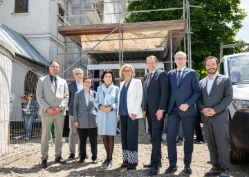 Machten sich ein Bild vom Baufortschritt: Konsul Herzel Edri, Generalplaner und Architekt Wolfgang Pfoser, Injöst-Leiterin Martha Keil, Danielle Spera, Landeshauptfrau Johanna Mikl-Leitner, Bürgermeister Matthias Stadler, Generalsekretär Klaus Hoffmann (IGK Wien) und Geschäftsführer Matthias Pacher (v.l.n.r.).