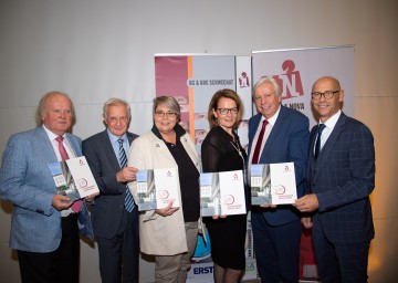 Im Bild von links nach rechts: Eduard Hruska und Richard Dech (federführend verantwortlich für die Verfassung der Chronik zum 50 Jahr Jubiläum des Gymnasiums), Bürgermeisterin Karin Baier, Bildungs-Landesrätin Christiane Teschl-Hofmeister, Bildungsdirektor Johann Heuras, Direktor Heinz Lettner