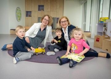 (v.l.) Niklas Penzenauer, Familien-Landesrätin Christiane Teschl-Hofmeister, Viktor Schweiger, Landeshauptfrau Johanna Mikl-Leitner und Karina Braun.