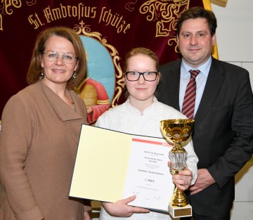 Bildungs-Landesrätin Christiane Teschl-Hofmeister und Bürgermeister Stefan Szirucsek gratulieren der Siegerin Katharina Rotteneder
