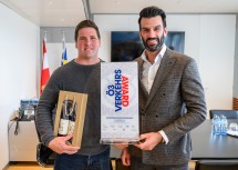 Verkehrslandesrat LH-Stellvertreter Udo Landbauer gratuliert den Mitarbeitern des NÖ Straßendienstes persönlich zum Gewinn des Ö3-Verkehrsawards.