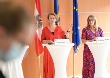 Die Landesrätinnen Christiane Teschl-Hofmeister und Ulrike Königsberger-Ludwig (v.l.n.r) informierten über die online-Anmeldung für PCR-Testungen in Schulen. 