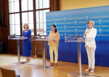 Landeshauptfrau Johanna Mikl-Leitner (r.) mit Maria Happel (m.) und Ulrike Sych (l.).
