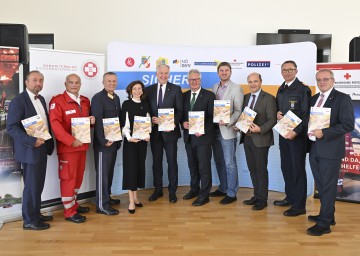 Start der Aktion „Sicher Zuhause“: Landesrat Martin Eichtinger (fünfter von links) und NÖZSV-Präsident Christoph Kainz (sechster von links) mit der Vertreterin und den Vertretern der beteiligten Partnerorganisationen.  