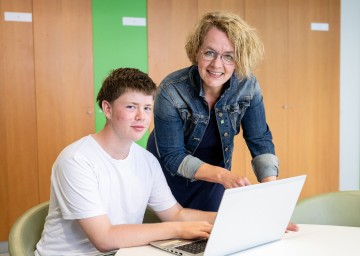 Familien-Landesrätin Christiane Teschl-Hofmeister mit dem Schüler Max.