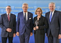 (v.l.) Präsident der NÖ Ärztekammer Harald Schlögel, Vorsitzender des ÖGK Landesstellenausschusses Norbert Fidler, Landeshauptfrau Johanna Mikl-Leitner und NÖGUS Vorsitzender Landesrat Martin Eichtinger.