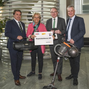 Im Bild von links nach rechts: WKNÖ-Spartenobmann Wolfgang Ecker, Wirtschaftslandesrätin Petra Bohuslav, LH-Stellvertreter Stephan Pernkopf und Anton Kasser, Präsident der NÖ Umweltverbände 