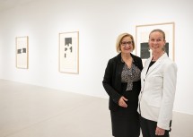 Landeshauptfrau Johanna Mikl-Leitner traf beim Rundgang durch die Ausstellung in der Kunsthalle Krems unter den zahlreichen Gästen auch auf Erika Bernhard, Botschafterin der Republik Österreich für Malta.