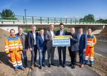 Gruppenfoto mit LH-Stellvertreter Udo Landbauer vor der neu errichteten Brücke.
