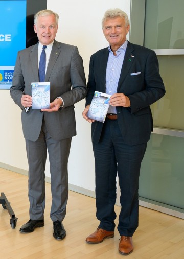 Landesrat NÖGUS-Vorsitzender Martin Eichtinger (li.) und Ing. Norbert Fidler, Vorsitzender des Landesstellenausschusses der Österreichischen Gesundheitskasse in Niederösterreich (re.) mit der Infobroschüre des Demenz-Service NÖ.