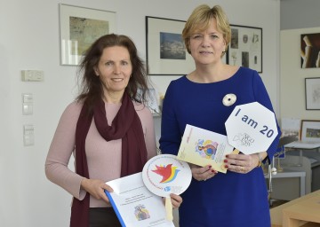 Landesrätin Mag. Barbara Schwarz und Mag. Dr. Gertrude Eigelsreiter-Jashari (von rechts nach links).