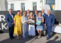 Von links nach rechts: Der Bürgermeister von Haag Lukas Michlmayer, die Bürgermeisterin von Oed-Öhling Michaela Hinterholzer, der Pflegedirektor des LK Mauer Gerhard Leonhartsberger, Landeshauptfrau Johanna Mikl-Leitner, Landesausstellungs-Geschäftsführer Erwin Klissenbauer, die Tochter der 100.000sten Besucherin Marie Pöchhacker, der Bürgermeister von Amstetten Christian Haberhauer, die 100.000ste Besucherin Renate Pöchhacker, der wissenschaftliche Leiter Armin Laussegger sowie der ärztliche Direktor des LK Mauer Christian Korbel.