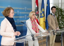 Landeshauptfrau Johanna Mikl-Leitner (m.), LH-Stellvertreter Udo Landbauer (r.) und Landesrätin Christiane Teschl-Hofmeister (l.) stellten heute im Zuge einer Pressekonferenz im NÖ Landhaus in St. Pölten den neuen NÖ Wohn- und Heizkostenzuschuss vor.