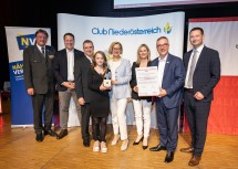 NÖ Freiwilligen Preis „Henri“ in der Kategorie „Unternehmen“: Rotkreuz-Präsident General Josef Schmoll (links), Mitglieder der Familie Kastner, Landeshauptfrau Johanna Mikl-Leitner (Bildmitte) und Club Niederösterreich-Präsident Paul Nemecek (rechts)