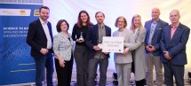 Gruppenfoto mit Landeshauptfrau Johanna Mikl-Leitner nach der Pressekonferenz.