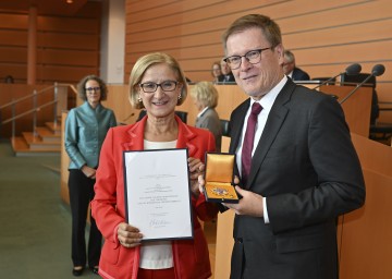 Landeshauptfrau Johanna Mikl-Leitner überreichte das „Große Goldene Ehrenzeichen für Verdienste um das Bundesland Niederösterreich“ an Professor Paulus Hochgatterer, Kinderpsychiater und Autor. 