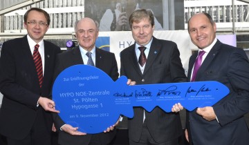 Eröffnung der neuen Hypo-Konzernzentrale in St. Pölten:  Bürgermeister Mag. Matthias Stadler, Landeshauptmann Dr. Erwin Pröll, Generaldirektor Dr. Peter Harold, Landeshauptmann-Stellvertreter Mag. Wolfgang Sobotka.