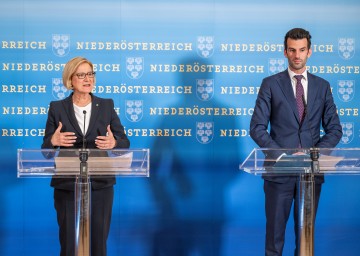 Landeshauptfrau Johanna Mikl-Leitner und Klubobmann Udo Landbauer bei der Pressekonferenz im NÖ Landhaus.