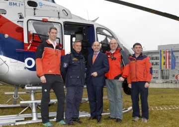 Zusammenarbeit: Ing. Martin Gurdet, MSc, Landeseinsatzleiter der Bergrettung NÖ, CI Wilhelm Stastny von der Flugpolizei, Landeshauptmann-Stellvertreter Mag. Wolfgang Sobotka, Ing. Christof Constantin Chwojka, Geschäftsführer des Notrufs NÖ, und Mjr. Michael Hochgerner, Leiter des Alpindienstes der NÖ Landespolizeidirektion (v.l.n.r.)