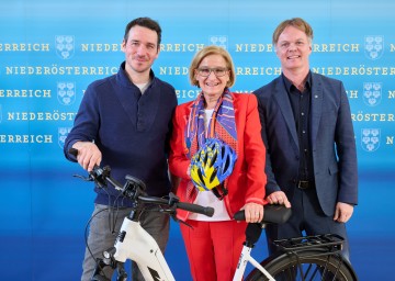 Landeshauptfrau Johanna Mikl-Leitner mit NÖ Radbotschafter Felix Neureuther und Michael Duscher, Geschäftsführer der NÖ Werbung, bei der Pressekonferenz zum Start in die neue Radsaison.