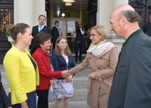 Landeshauptfrau Johanna Mikl-Leitner bei der Begrüßung durch Mitarbeiterinnen der Bezirkshauptmannschaft Tulln, weiters im Bild Bezirkshauptmann Andreas Riemer.