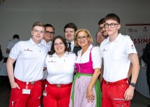 Landeshauptfrau Johanna Mikl-Leitner mit den Kolleginnen und Kollegen vom Roten Kreuz Gmünd, die sich schon auf ihre neue Bezirksstelle freuen.