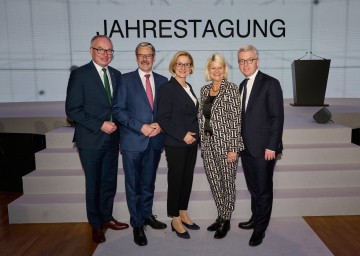 Von links nach rechts: LH-Stellvertreter Stephan Pernkopf, Obmann Erwin Hameseder, Landeshauptfrau Johanna Mikl-Leitner, Ministerin Klaudia Tanner und Generaldirektor Michael Höllerer.