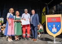 Flugretter Alois Doria (2.v.r.) wurde mit der goldenen Wappennadel der Marktgemeinde Lanzenkirchen ausgezeichnet. Im Bild mit Landeshauptfrau Johanna Mikl-Leitner, Vizebürgermeisterin Heide Lamberg und Bürgermeister Bernhard Karnthaler (v.l.n.r.)