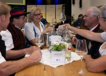 Landeshauptfrau Johanna Mikl-Leitner mit Besuchern des Jubiläumsfestes.