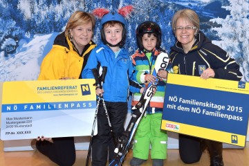 Im Bild von links nach rechts: Familien-Landesrätin Mag. Barbara Schwarz und Tourismus-Landesrätin Dr. Petra Bohuslav mit schibegeisterten Kindern.