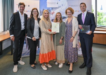 (v.l.n.r.): Die VS 1 Guntramsdorf ist eine von 25 Schulen in Niederösterreich, die mit dem Gütesiegel ‚Bewegte Schule‘ der Stufe III ausgezeichnet wurden. Fachinspektor für Bewegungserziehung und Sport Gerhard Angerer, Leiterin des Bereichs Pädagogischer Dienst Brigitte Schuckert, Schulleiterin Elisabeth Masin, Pädagogin Nicole Rottensteiner (beide VS 1 Guntramsdorf), Bildungs-Landesrätin Christiane Teschl-Hofmeister und Bildungsdirektor Karl Fritthum.